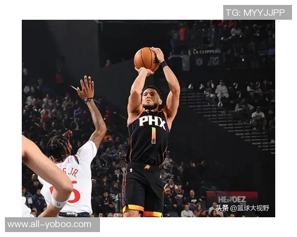 布克半场表现分析:进攻欲望强烈却命中率低贡献15分4板3助正负值高达22 布克半场表现分析:进攻欲望强烈却命中率低贡献15分4板3助正负值高达22